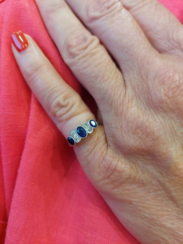 BAGUE ART-DÉCO SAPHIRS ET DAMANTS — vue 2