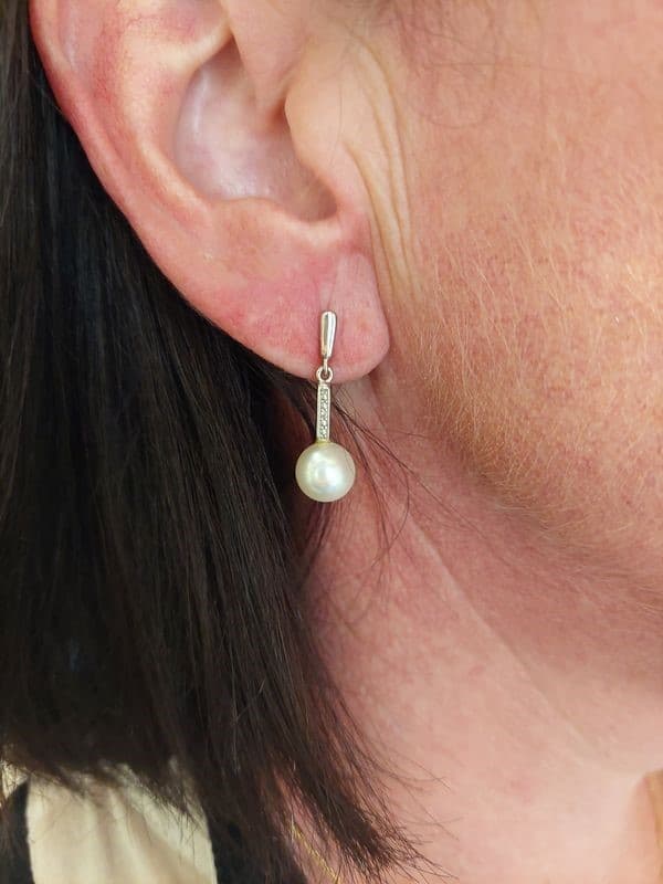 BOUCLES D'OREILLES PENDANTES PERLES ET DIAMANTS — vue 2