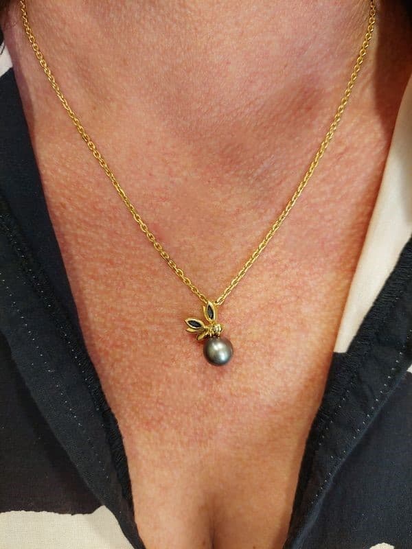 PENDENTIF ABEILLE PERLE DE TAHITI SAPHIRS ET DIAMANT — vue 2